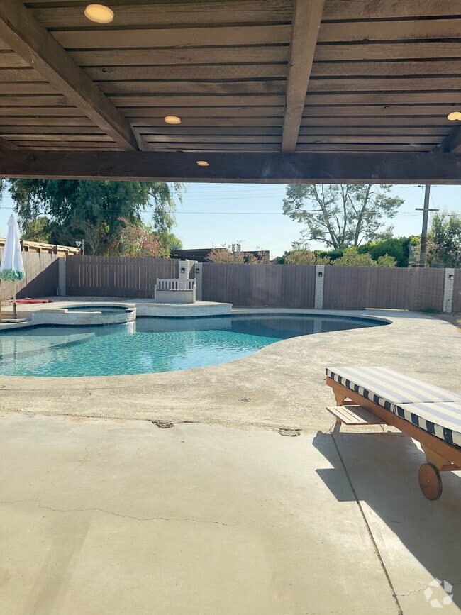 Building Photo - 366 S Haskell Dr Rental