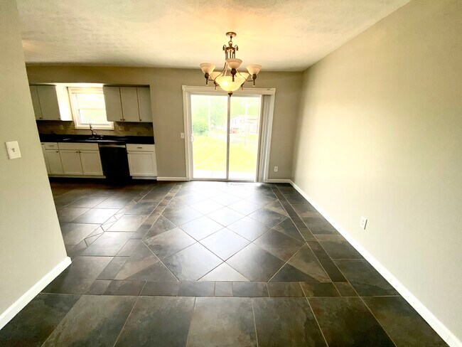 Photo - 2047 Zircon St NE