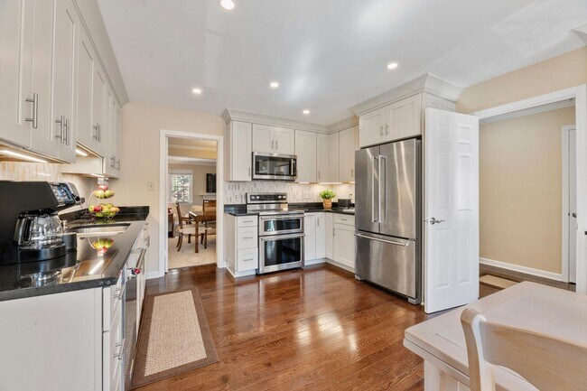 Photo - 4 Bedroom, 3.5 Bath Furnished Townhouse Available