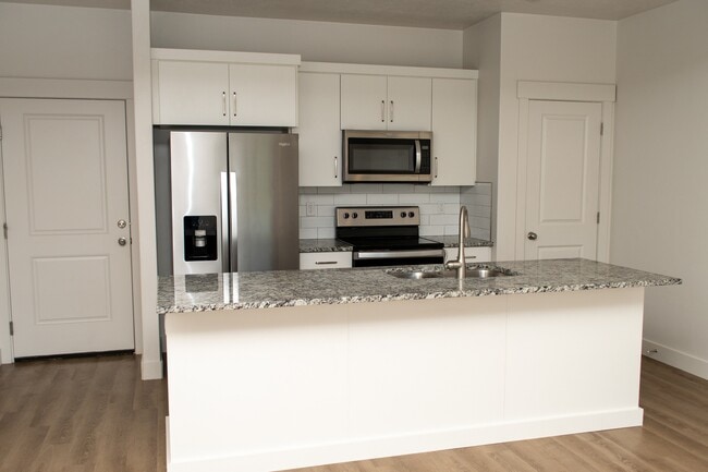 Photo - 418-1580 1580 E