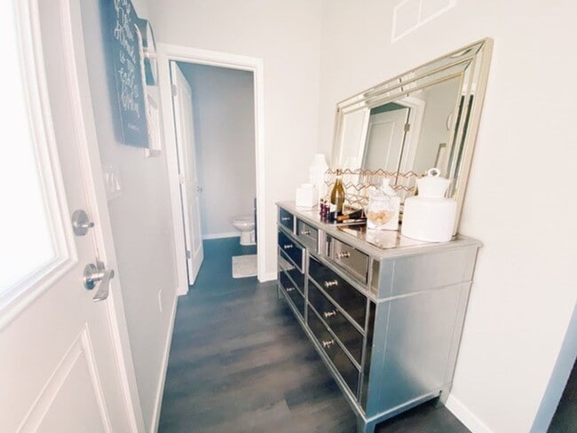 Photo - Ellis Flats Townhomes | Modern 3 Bedroom /...
