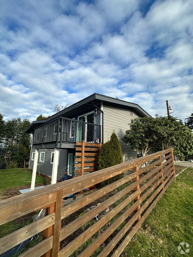 Building Photo - Lake Stevens Luxury Duplex Rental