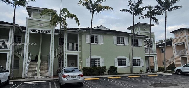 Building Photo - 2711 NE 4th St Unit 204