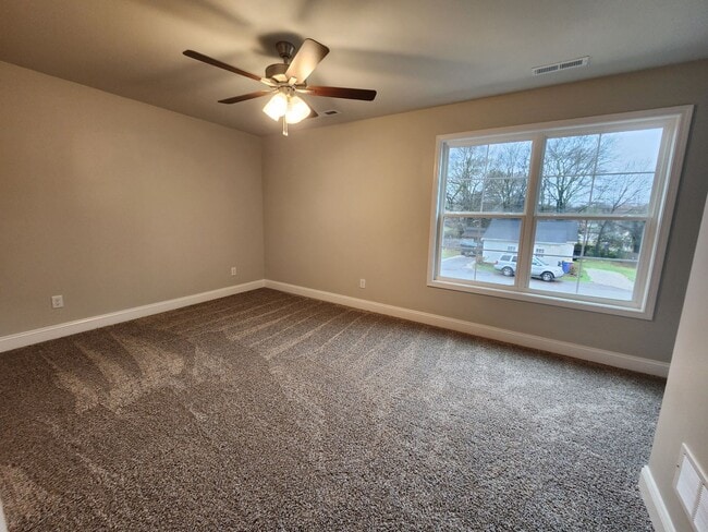 Photo - 5 Bedroom 2 Bathroom Home for Rent close t...