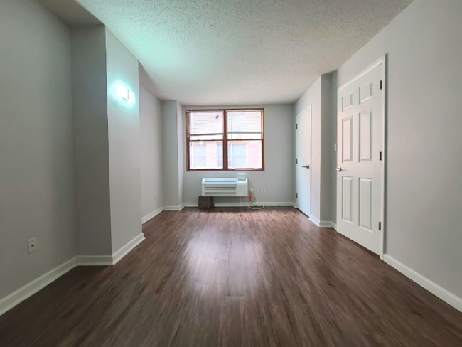 Photo - 22 W 25th St Unidad 2G