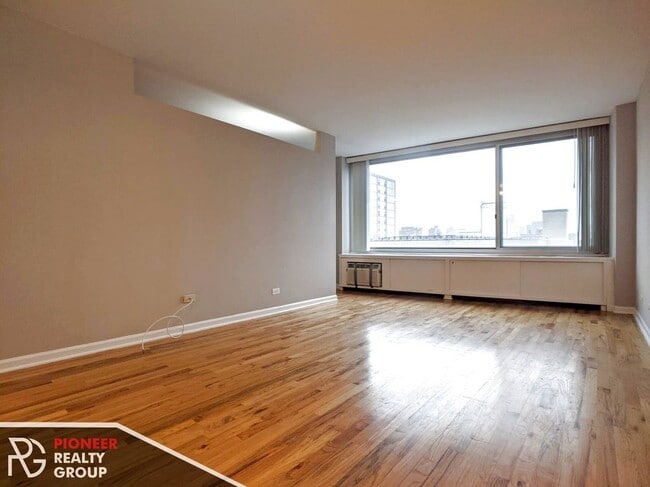 Building Photo - 4600 N Clarendon Ave Unit 1011