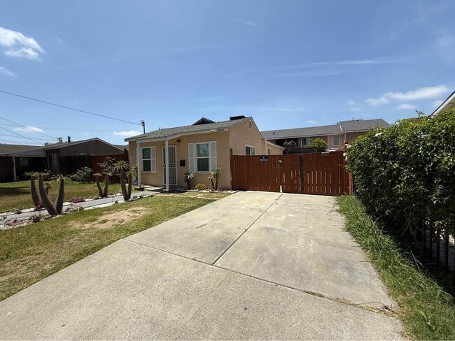 Front of the house - 20841 Alburtis Ave Casa