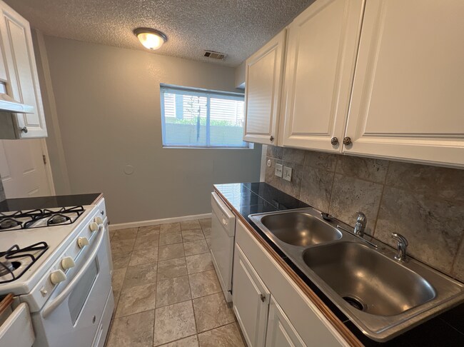 Photo - Garden Level Studio Within Walking Distance to Exposition Park! Unit 151