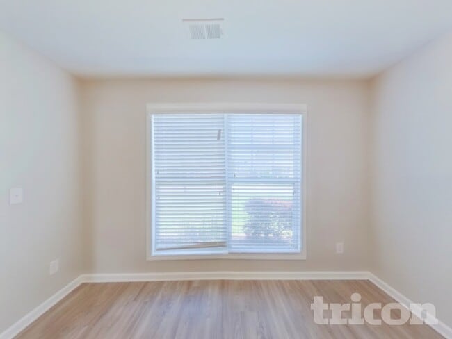 Photo - 831 Dovefield Ln