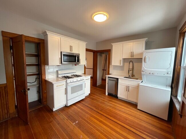 Building Photo - 9 Sumner Square Unit 2