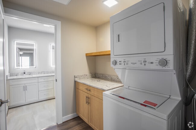 1BR,1BA,-650SF