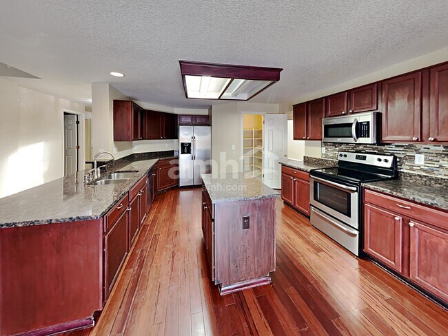 13985 Elm St