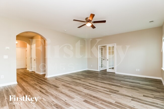 Photo - 244 Saxony Loop