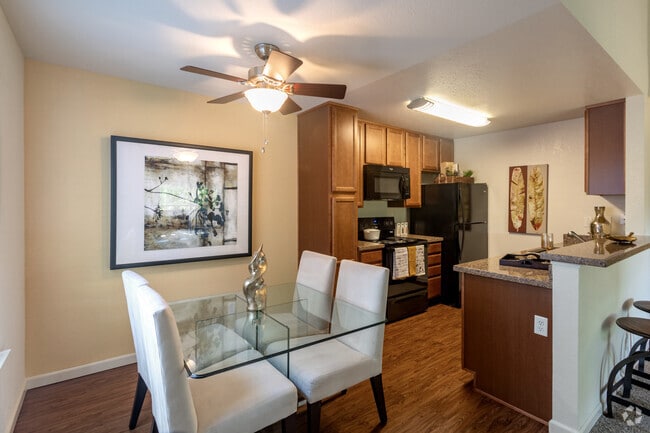 1BR, 1BA - 736SF - Kitchen & Dinning Area