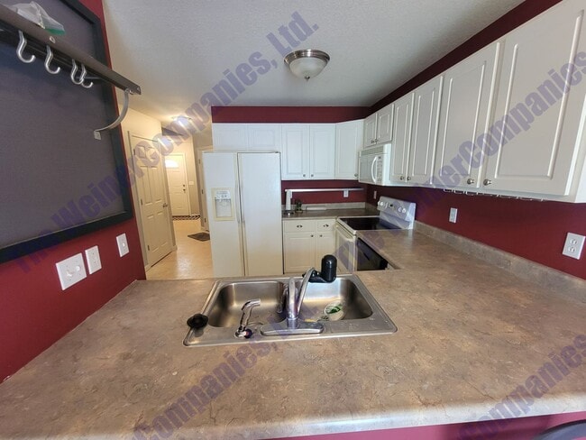 Photo - 3 Bedroom/2.5 Bathroom Townhome – Available August 1st!