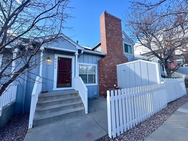 Building Photo - 3 Bedroom plus loft and Community Pool