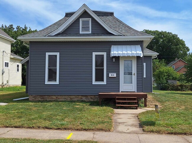 Building Photo - 943 6th St
