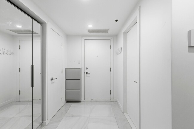 Photo - 1315 Maisonneuve Blvd W Unit 301