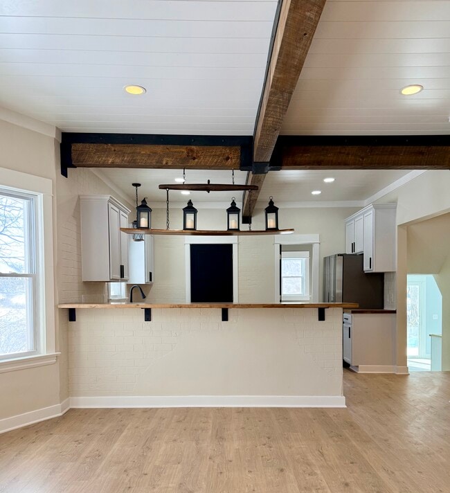 Photo - 553 Elm Ave E