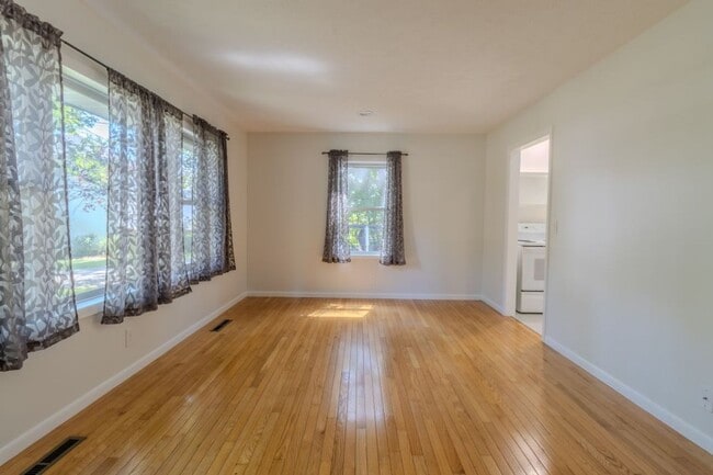 Photo - The Little Bungalow of Your Dreams Near East Bay! 2BR / 1BA Long-Term Rental