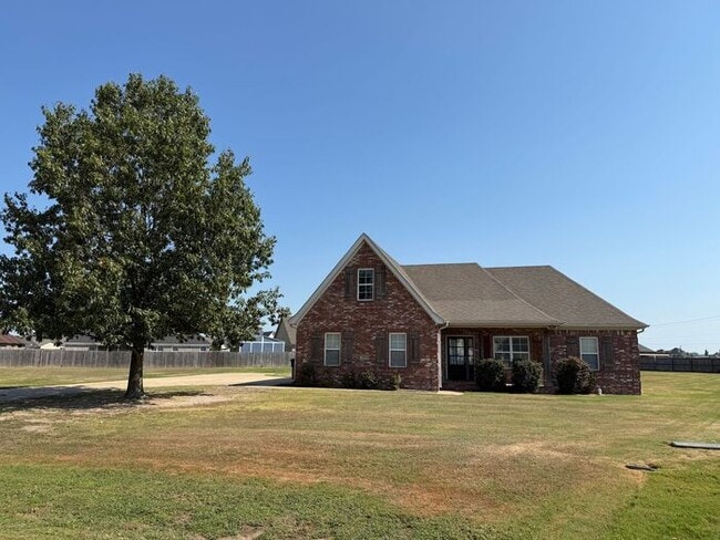 Building Photo - GORGEOUS HOME IN RUSTLING OAKS JUST MINUTES FROM MEMPHIS