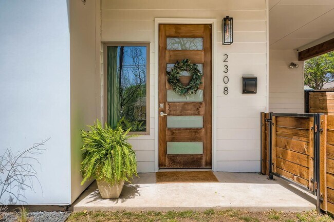 Photo - Home for Lease In East Downtown Austin Holly District