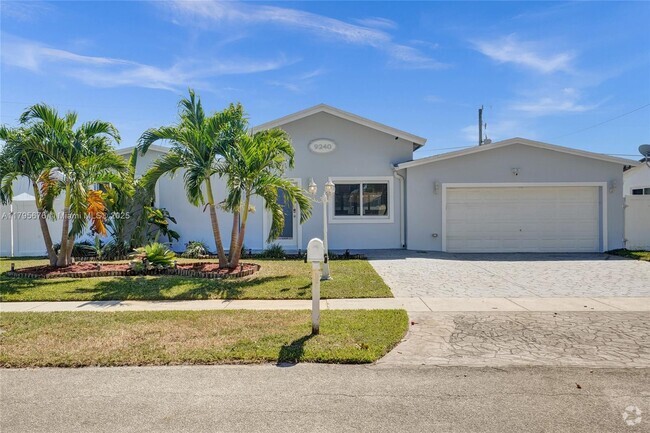 Building Photo - 9240 SW 54th St Rental