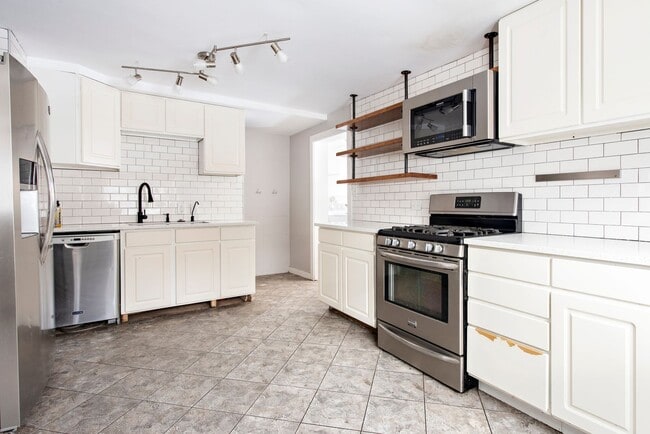 Building Photo - 703 10th St Unit Main Level