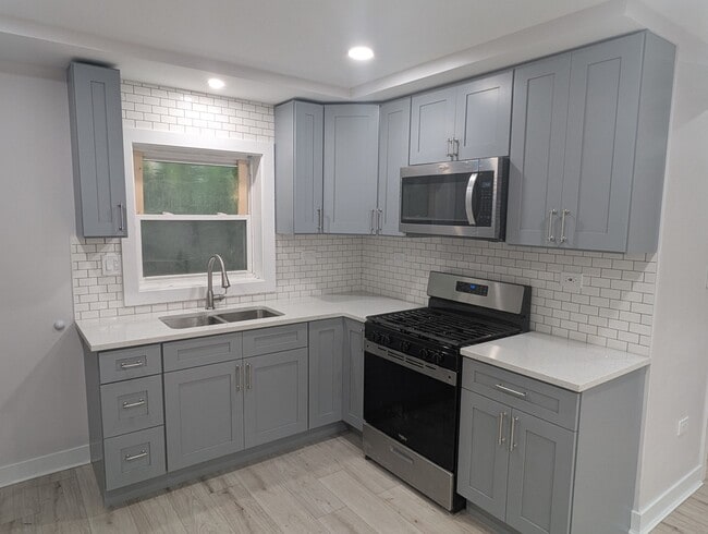 Building Photo - 1061 E 80th St Unit 1S Rental