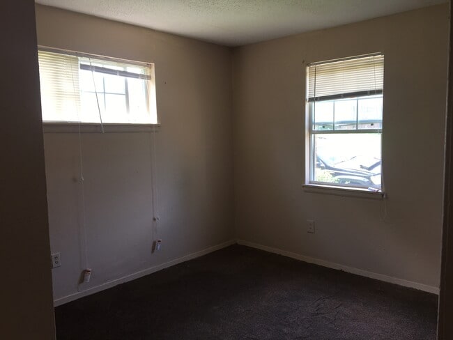 Photo - 2563 Peres Ave