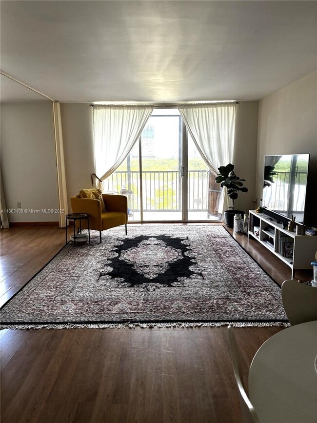 Photo - 2500 NE 135th St Unidad B506