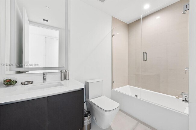 Photo - 851 NE 1st Ave Unidad PH 5112