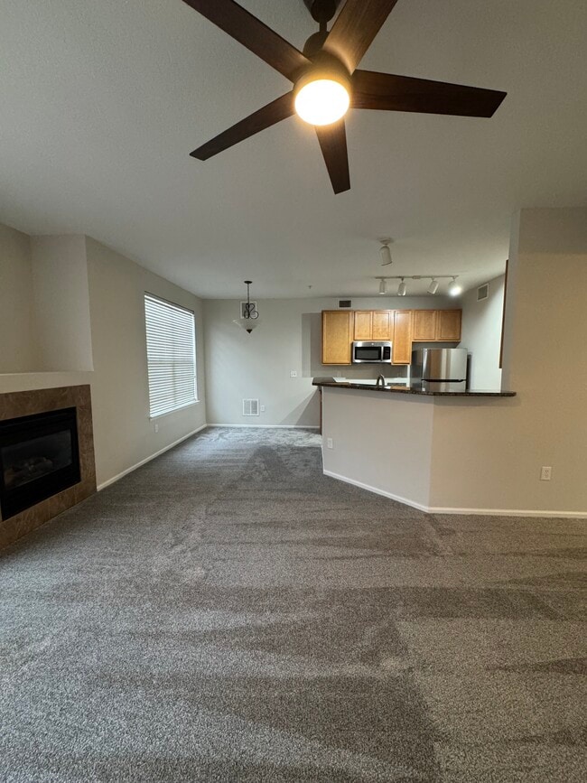 Vista lateral - sala de estar - 17520 Nature Walk Trl Unidad 13-107