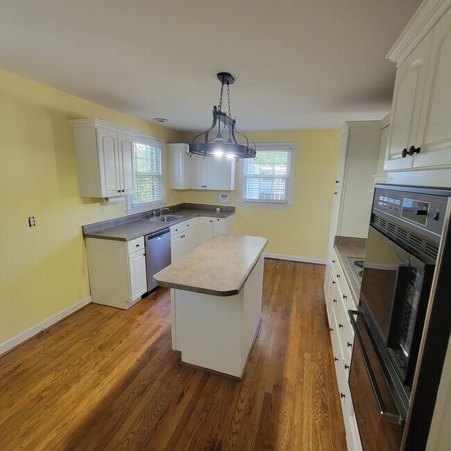 Photo - 3/2 Cottage Charmer-Downtown McMinnville, TN