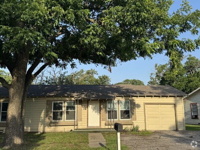 Building Photo - 3 bedroom 1 bath with large bedrooms! Easy... Rental