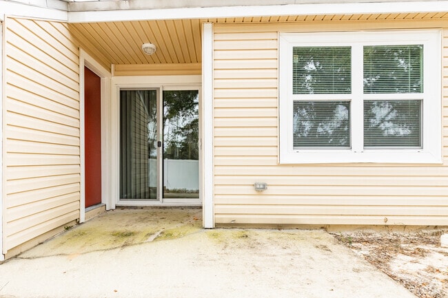 2 BR, 1 BA - 841SF