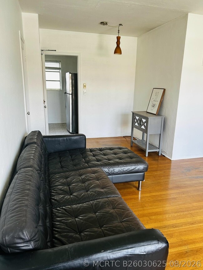 Building Photo - 661 SW 11th St Unit 23w
