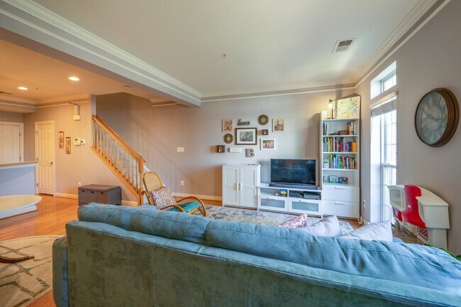 Photo - Bright and Modern Home with Prime Commuter... Unidad E