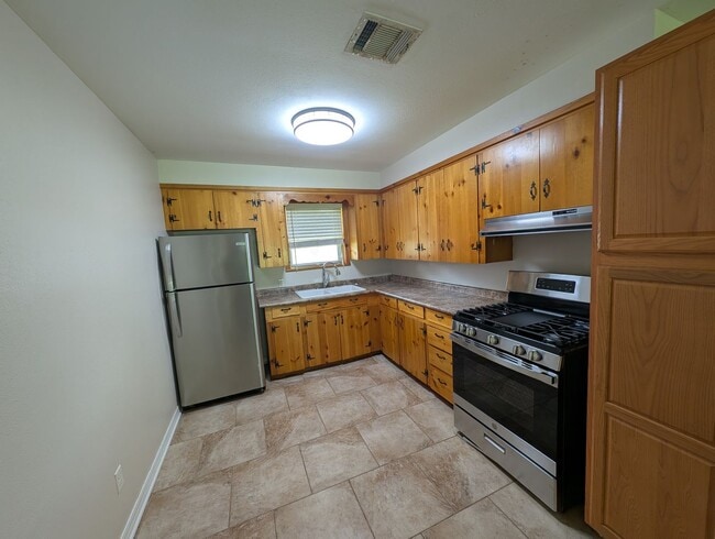 Building Photo - Freshly Updated South Bossier City Home