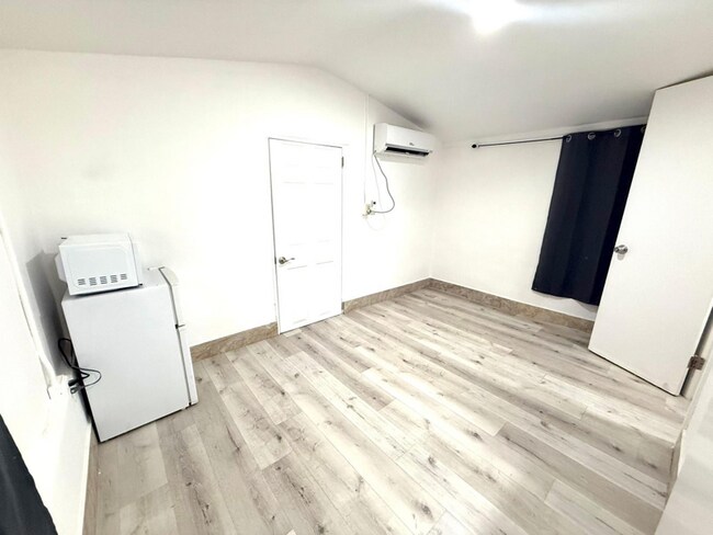 Photo - 1150 W 28th St Unit EFFICIENCY REAR LEFT