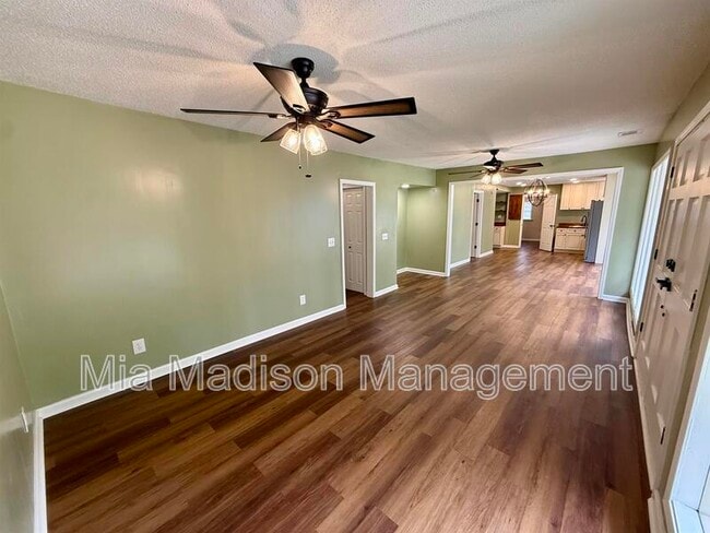 Photo - 2233 E Derenne Ave