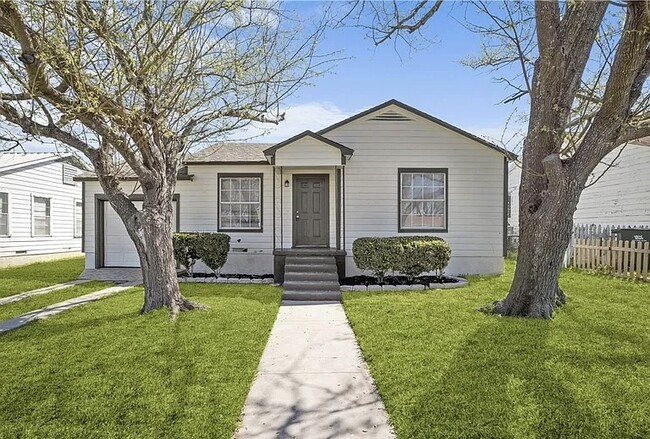 Building Photo - 1605 S 43rd St Rental