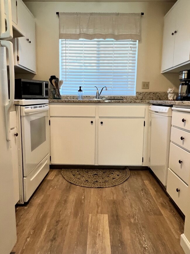 Photo - 376 Catron Street North