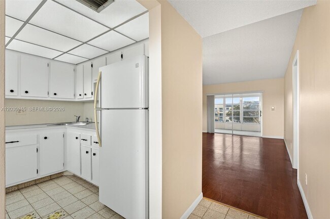 Building Photo - 6070 NW 64th Ave Unit 308