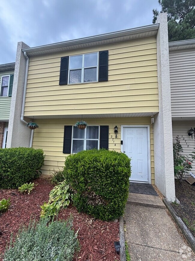 Building Photo - Charming 3 Bedroom 1.5 Bathroom Newport Ne... Rental