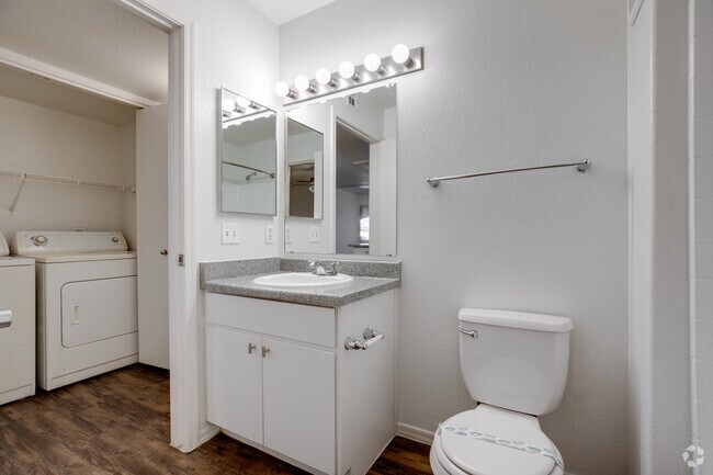 2BR, 2BA - 1,040 SF