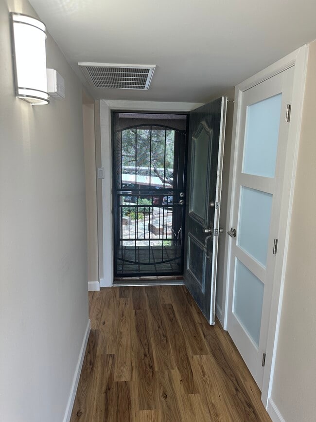 Entry foyer - 4800 N Stanton St Unit CamelotCondo 42