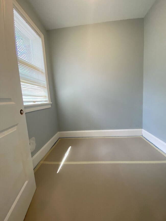 Photo - Giant 5 Bed 2 Bath Minutes form the Green Line