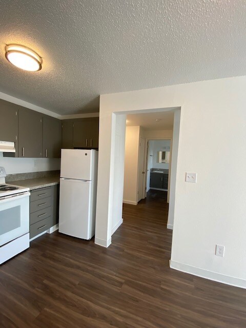 Apt 31 Hallway - Stateside Flats