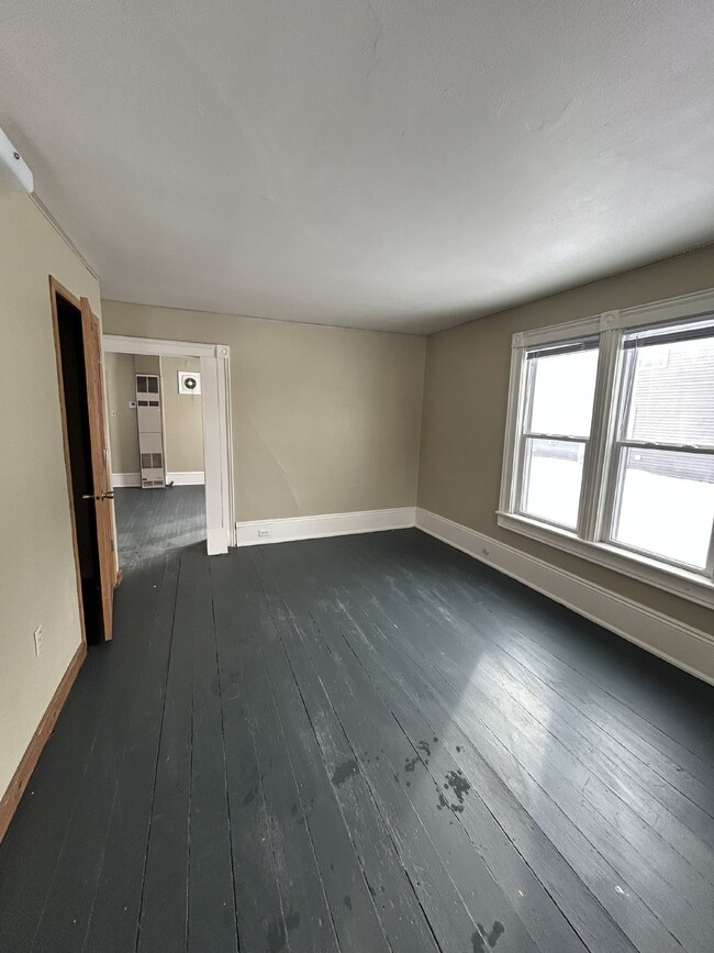 Photo - Available JUNE 1st: 4 bed 1 bath close to ... Apartment